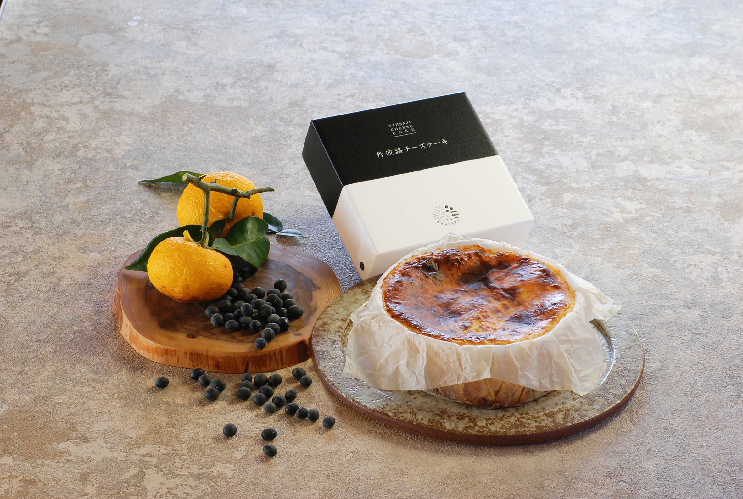 最も良質な篠山産丹波黒をふんだんに使用した「丹波路 黒豆チーズケーキ]