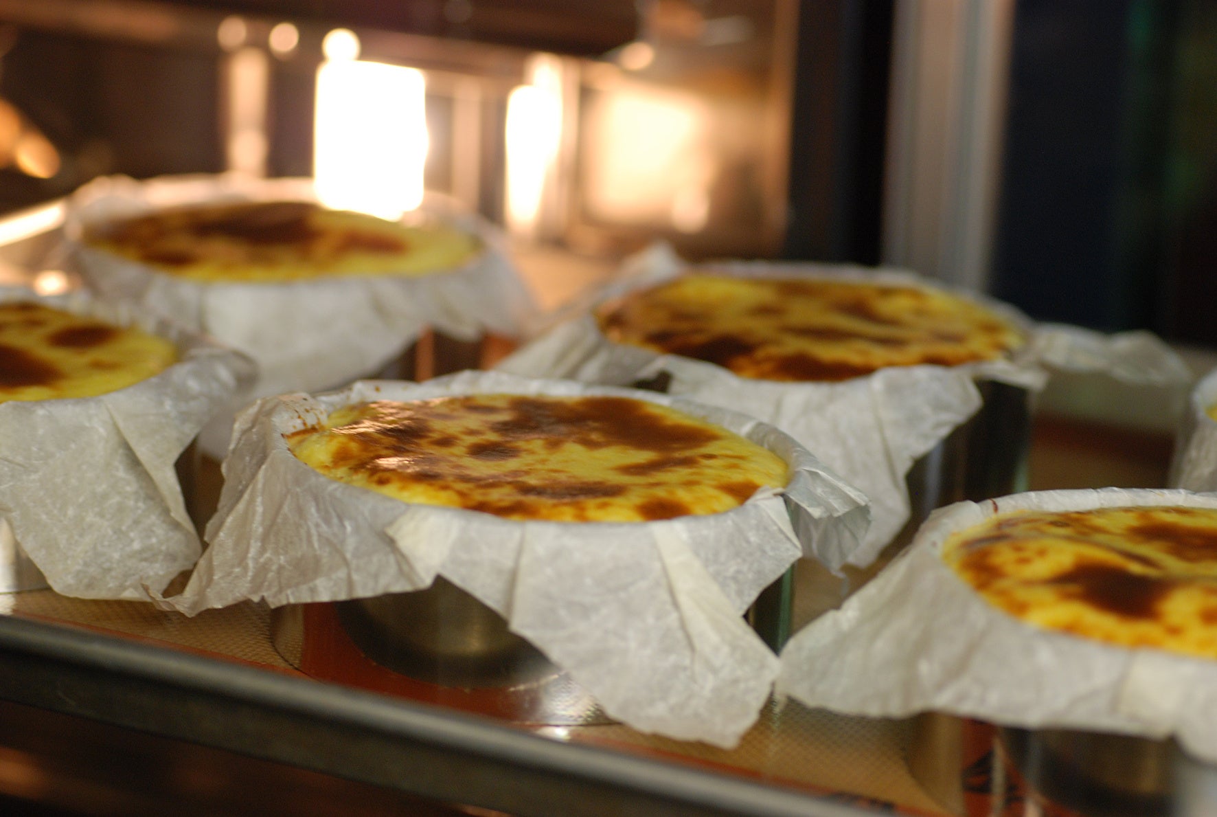 店内工房でひとつひとつ丁寧に作っています。