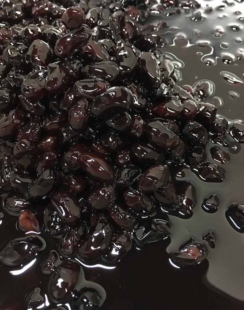 店内工房でじっくり煮上げた丹波篠山の黒豆