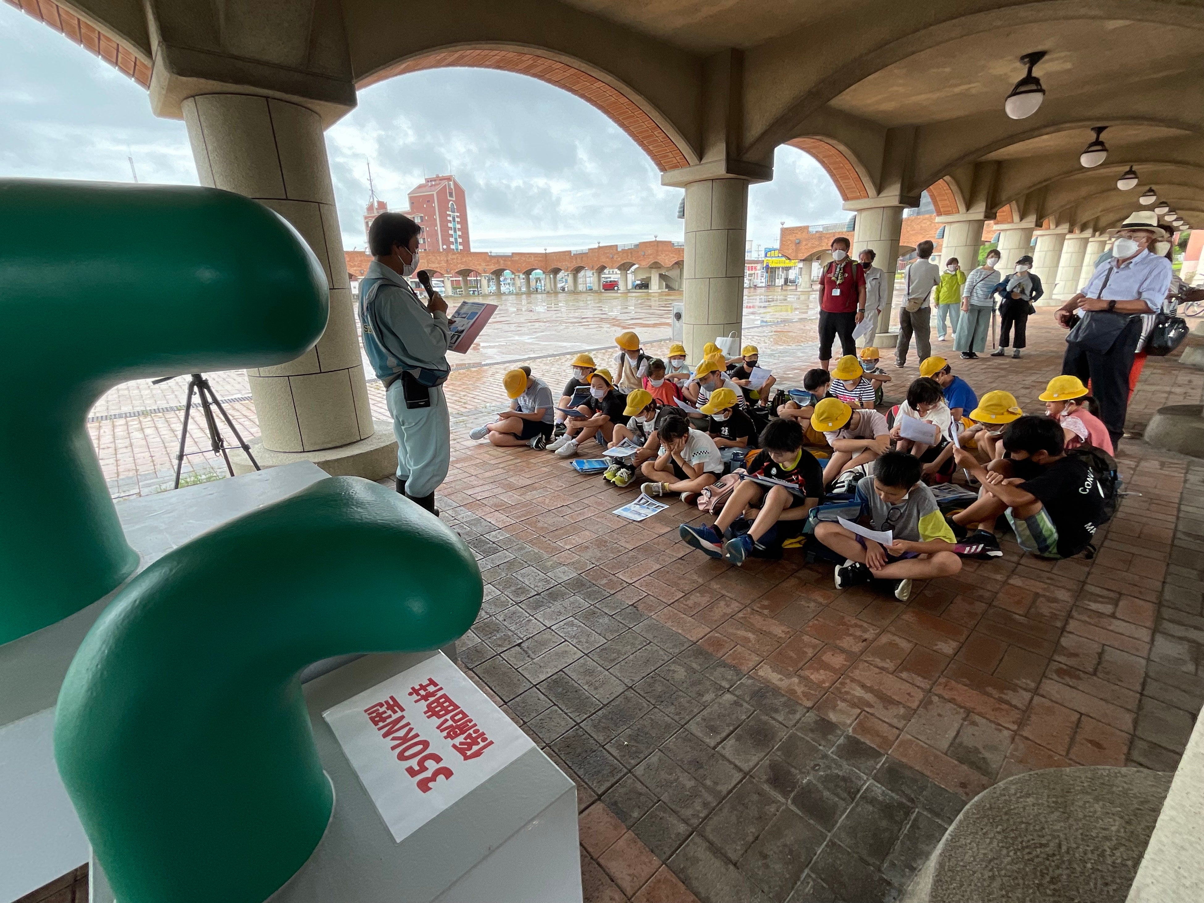 清水港と建設業の関係について説明している様子