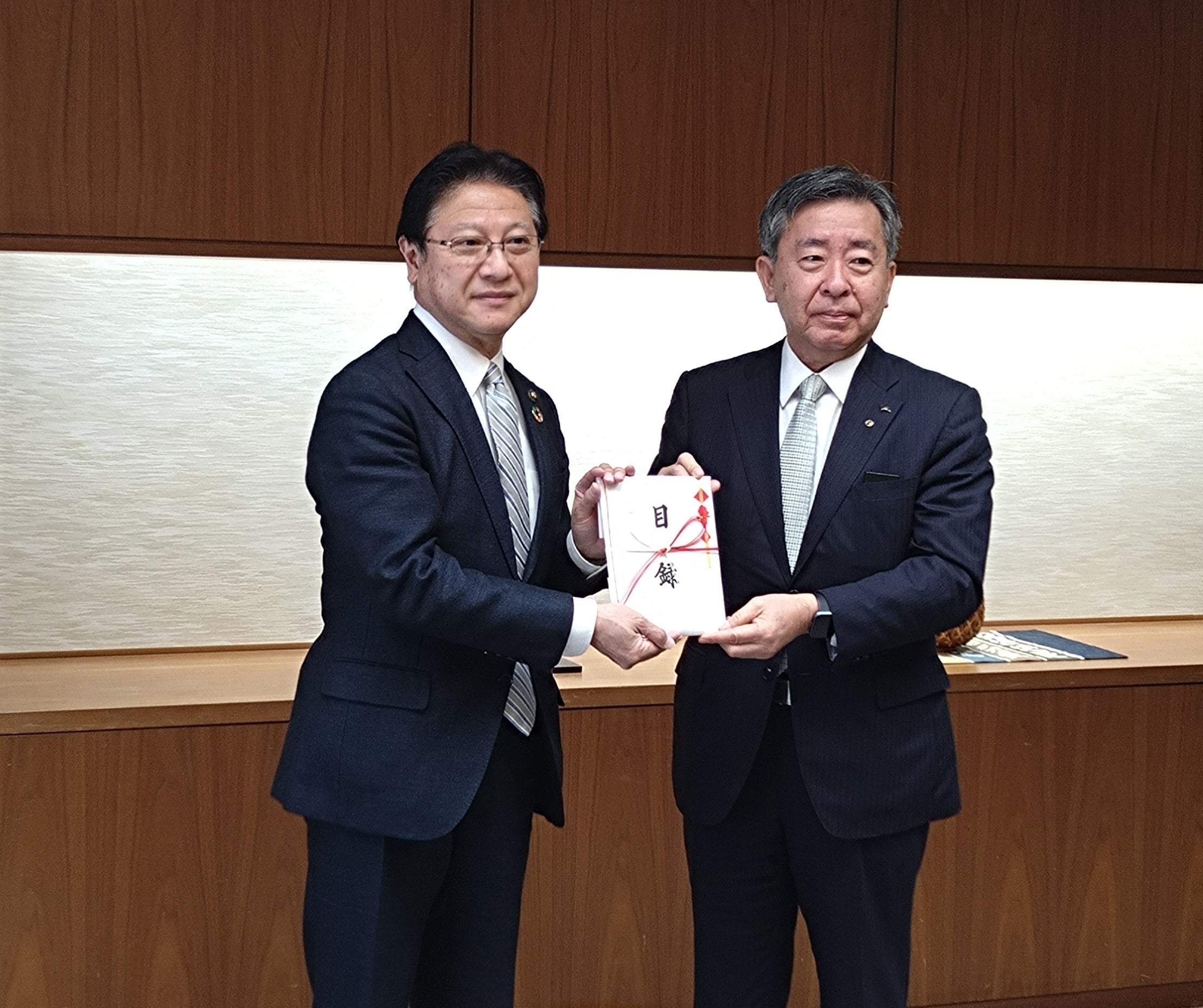  (左から)  静岡市長 田辺 信宏 様 、 鈴与株式会社 取締役副社長　髙橋 明彦 