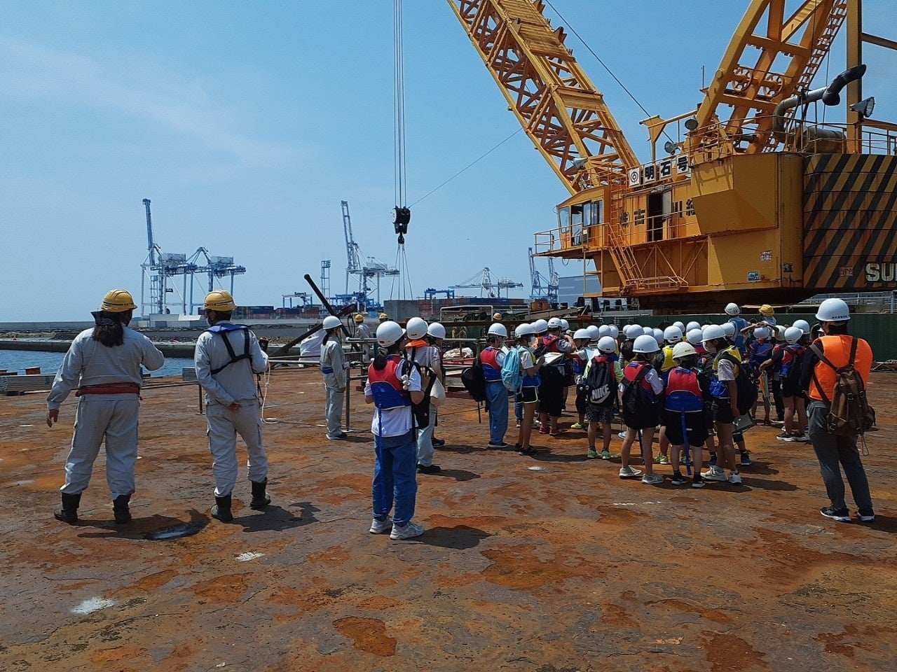 迫力のある起重機船