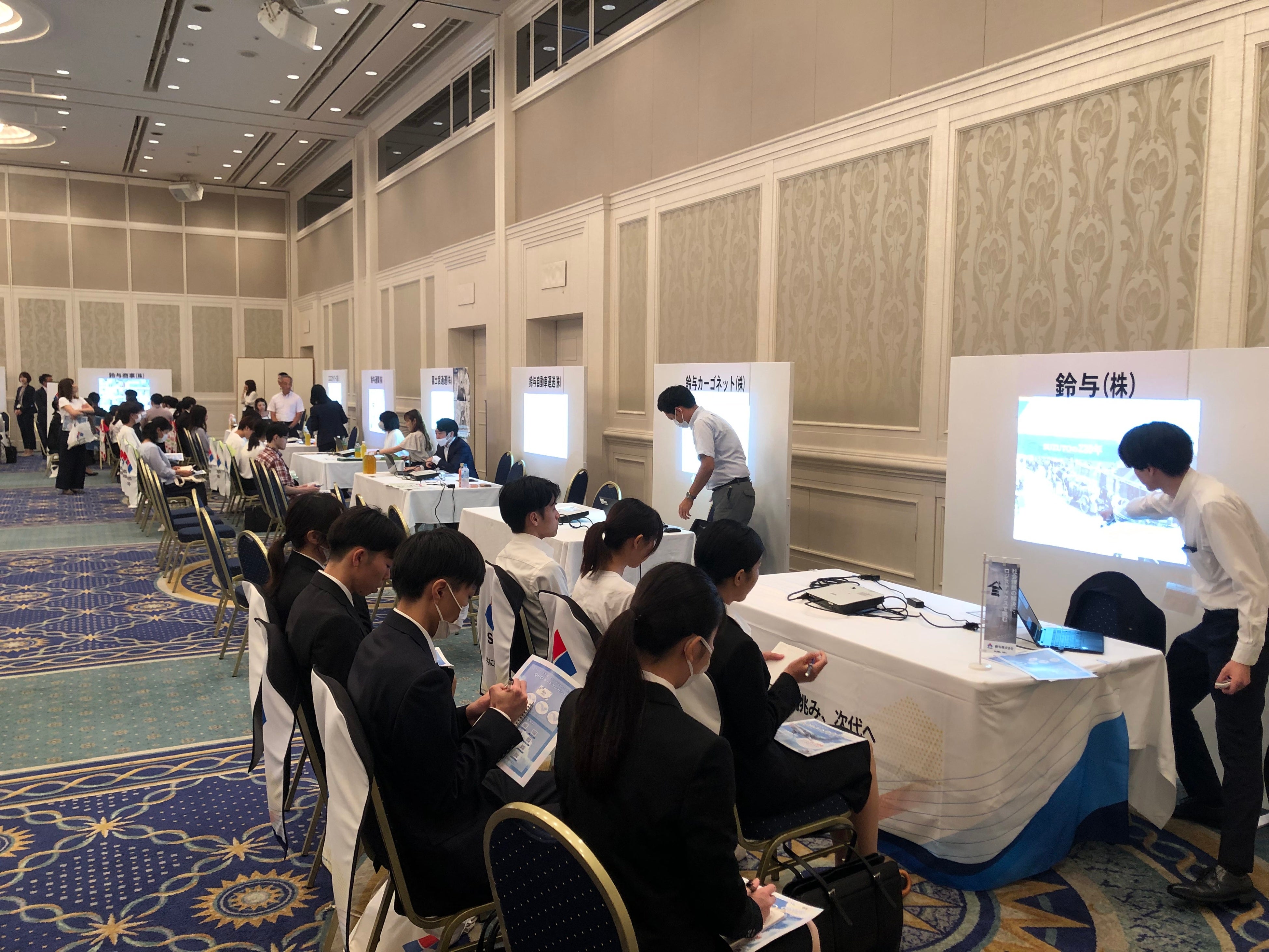 多くの学生でにぎわう各社ブース