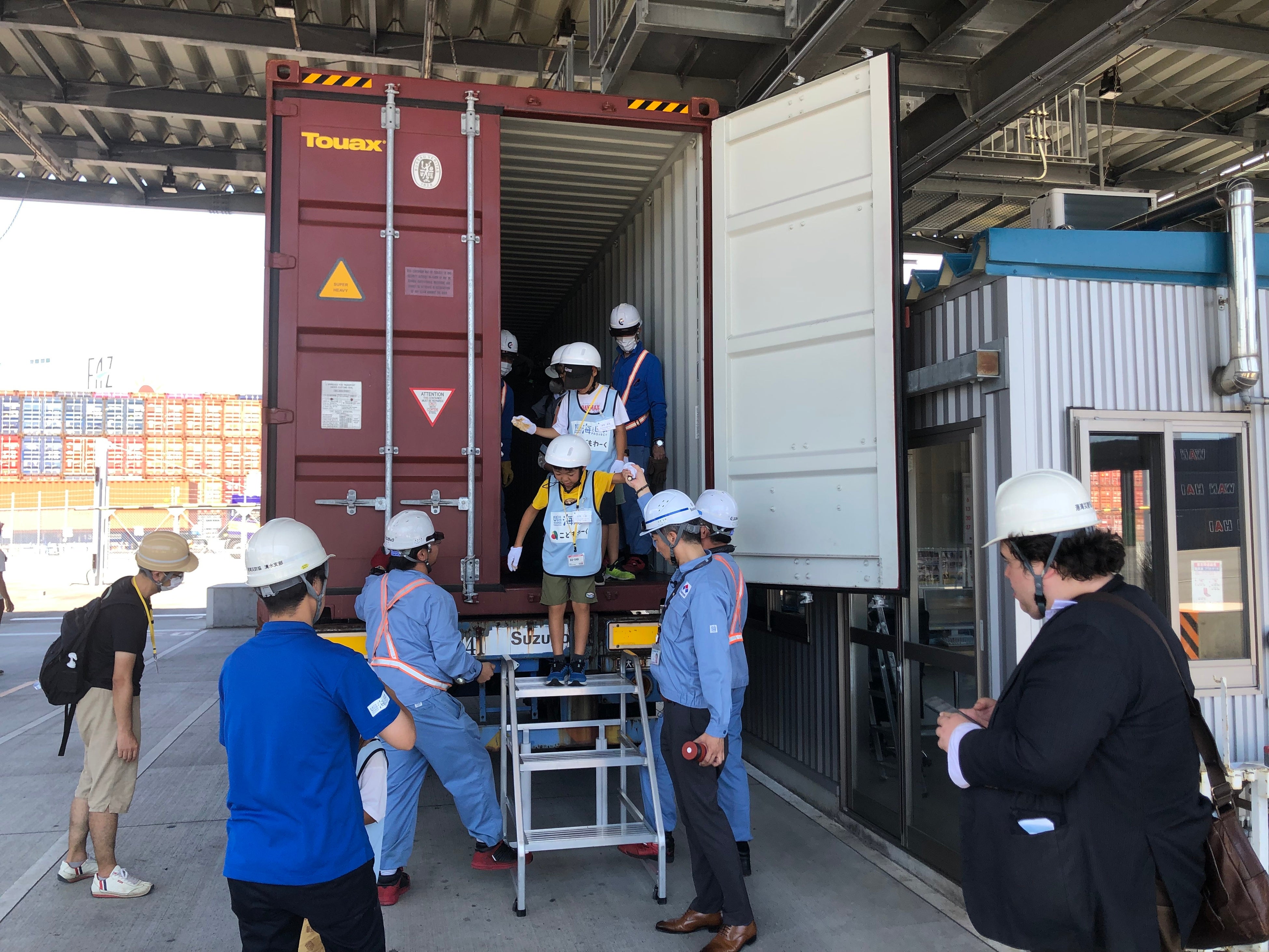 コンテナチェック作業の様子