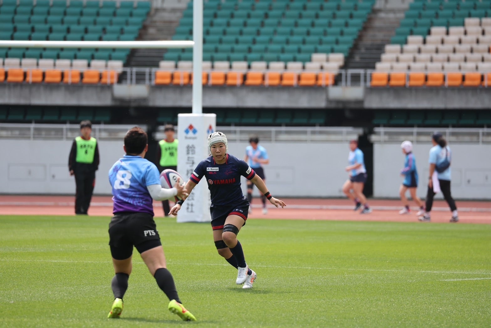 当社の社員として働く山本選手(右)