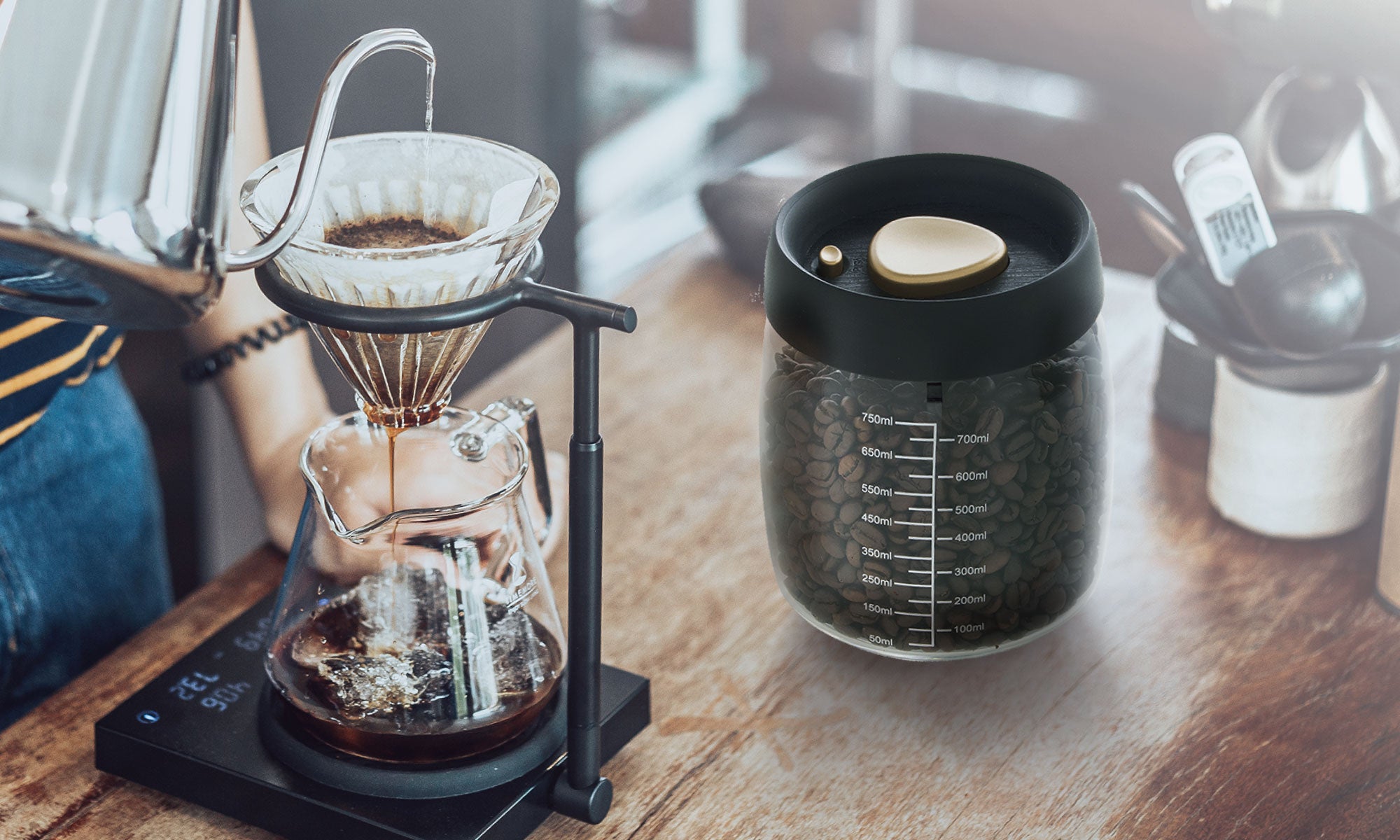 超軽量充電式真空ポンプ - 食材の鮮度を簡単に保つ 超軽量充電式真空ポンプ - 食材の鮮度を簡単に保つ プロ監修】真空