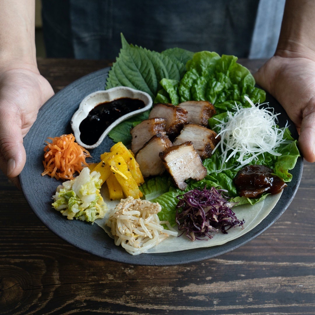 写真は包(パオ) 豚バラ肉のチャーシューと10種の野菜