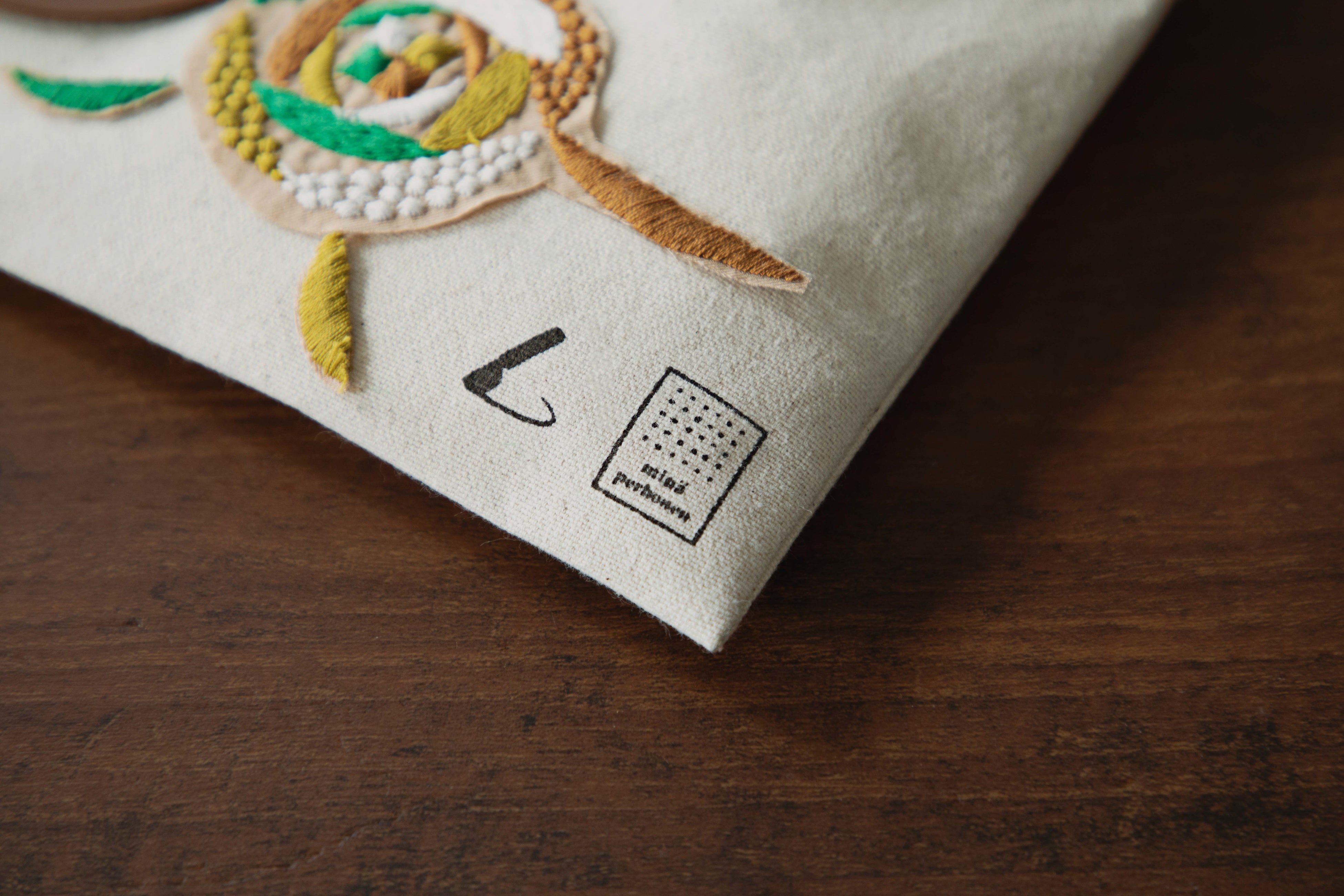 サコッシュには特別なコラボロゴを印字