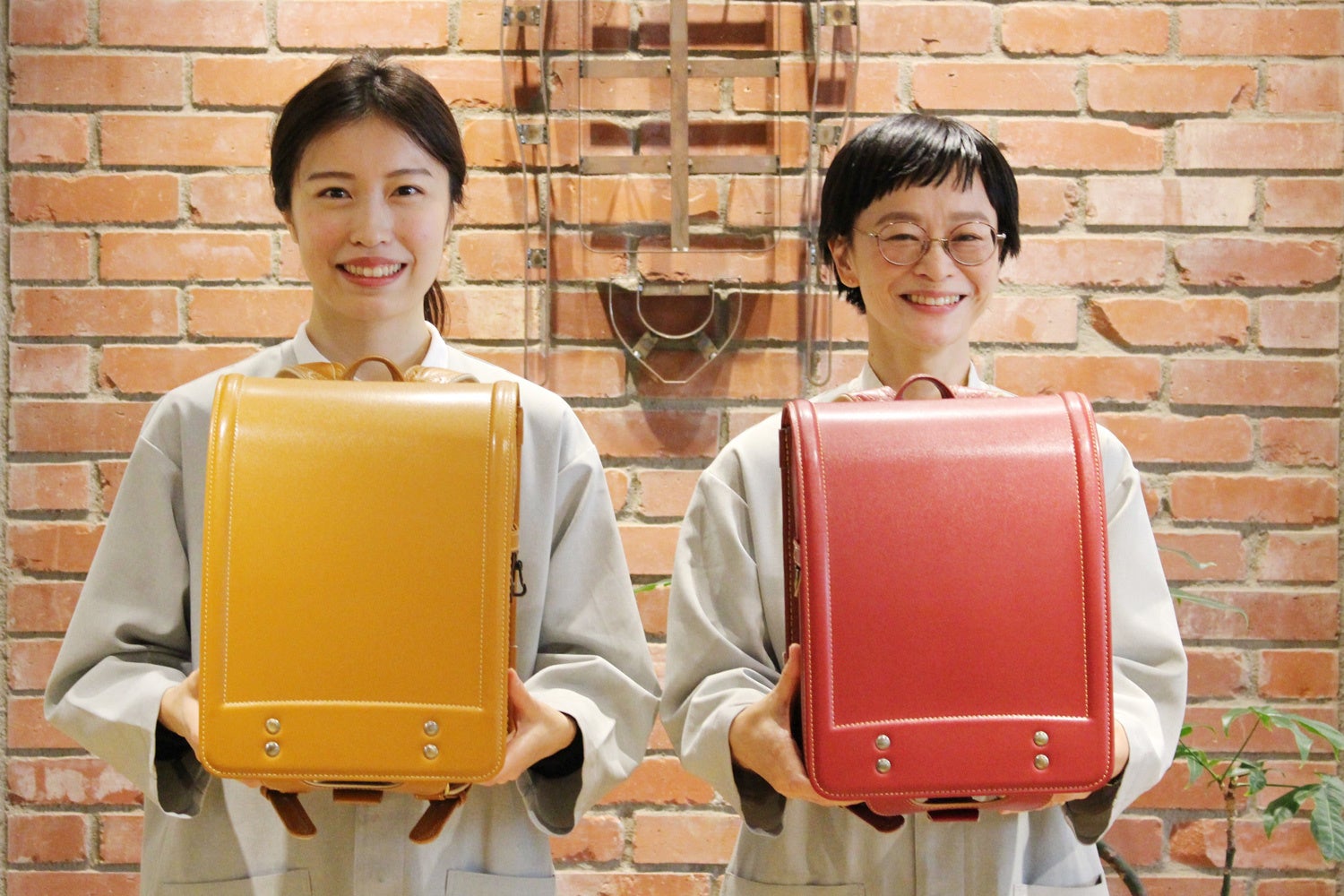 インターンシップで体験できる職種のイメージ 商品のデザインや企画のサポート（上）や、店舗での販売（下）など