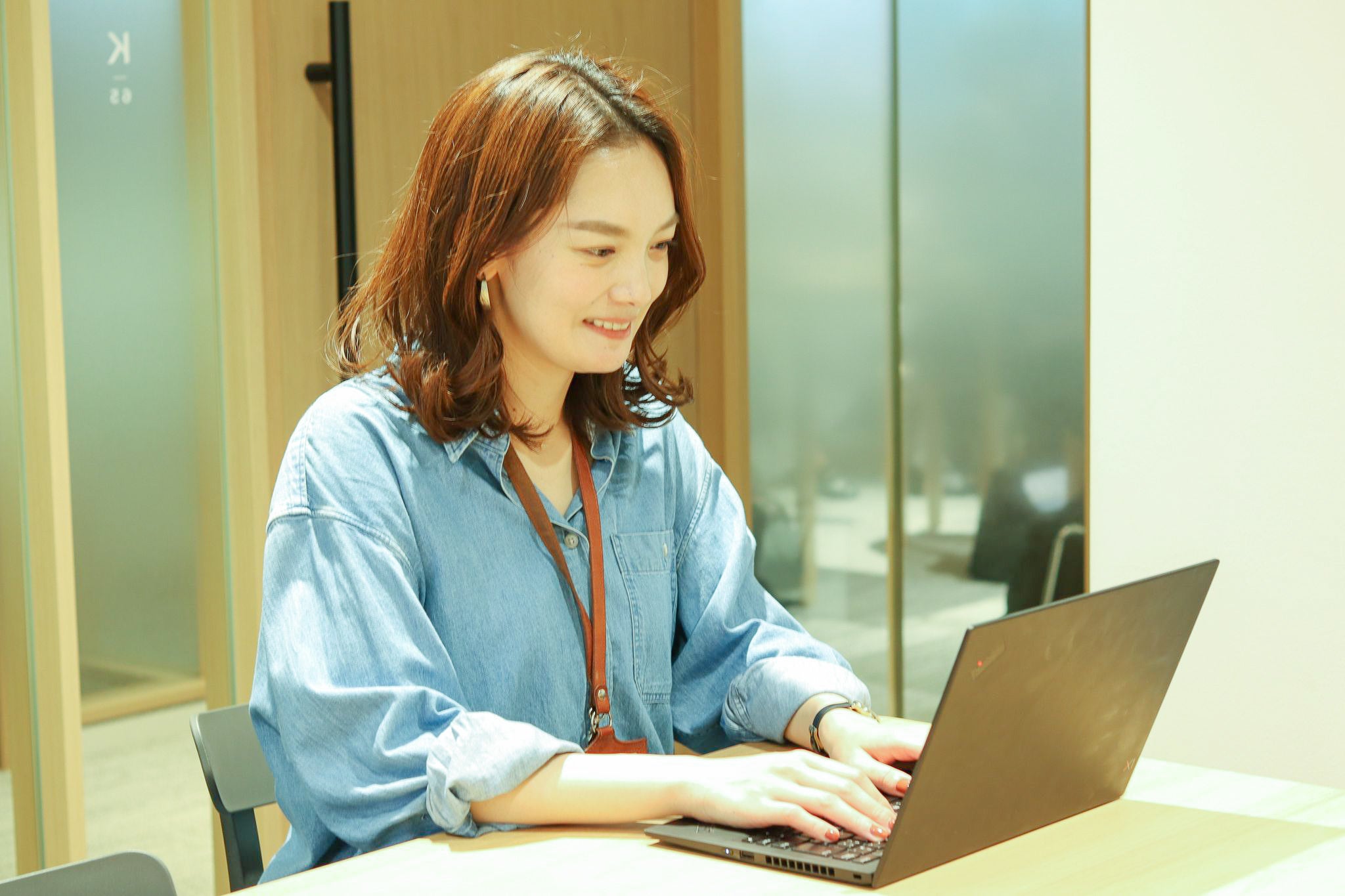 Zoomを活用したオンライン面接（写真は当社の人事担当）