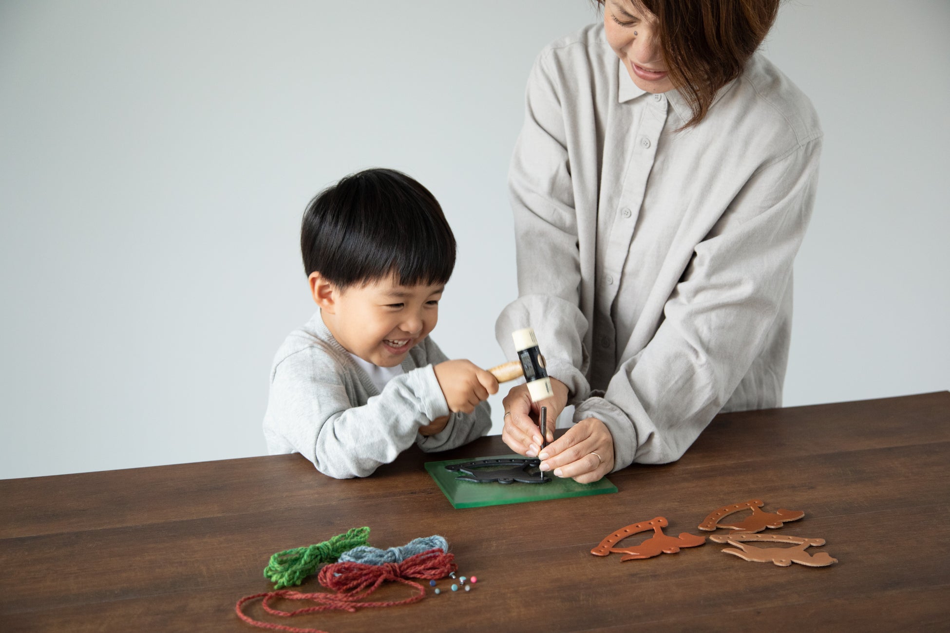 職人気分!トンカチで穴あけ体験
