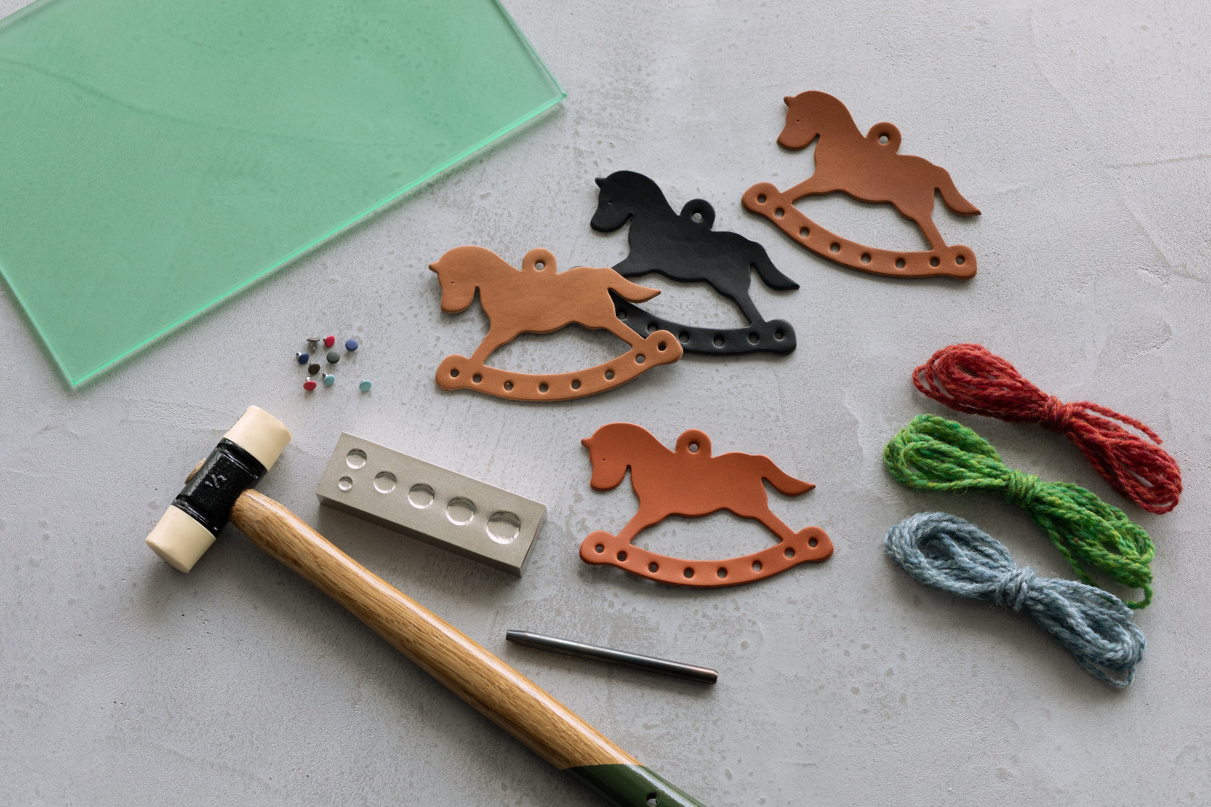 革・毛糸・カシメは好きな色を選べる