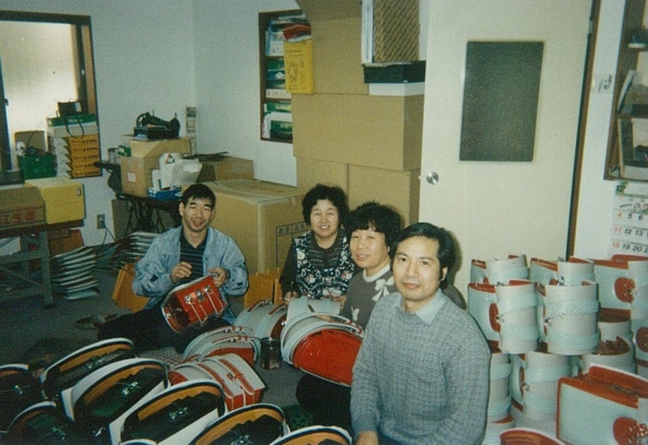 11坪の工房から始まった土屋鞄(1986年頃)、一番右が土屋國男