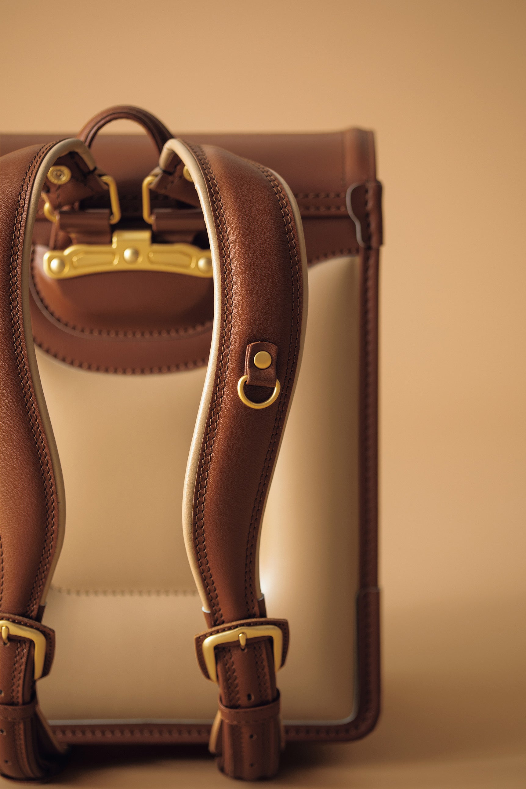 走ってもずれにくいS字形の肩ベルト 体にフィットし、肩や背中に掛かる重さを分散