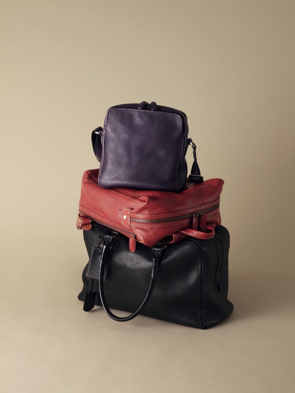 上からダークプラム、クローブ、ブラック