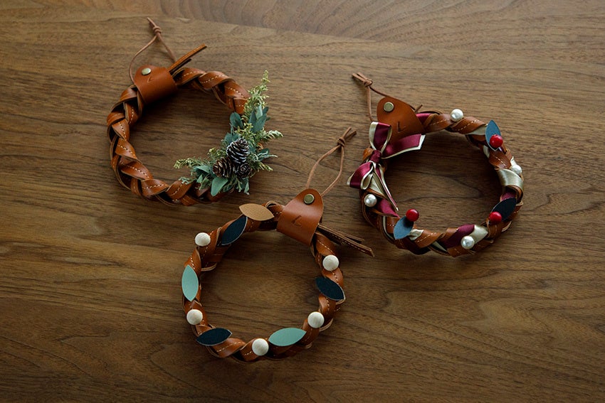 アレンジも可能な『革のクリスマスリース』