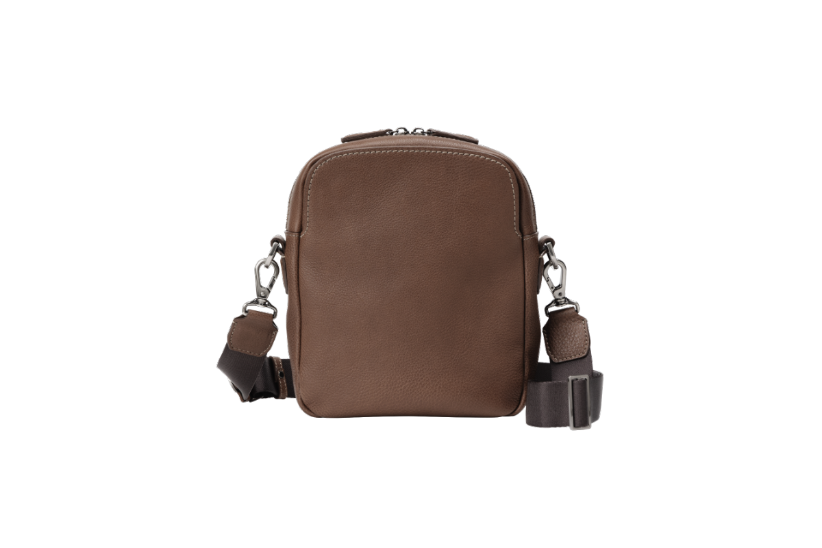 土屋鞄、オリジナル素材のオイルヌメ革を採用した新作バッグを発売