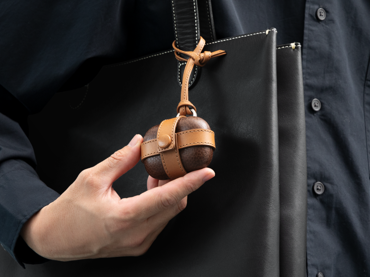 土屋鞄、本革を採用したAirPods Pro用ケースとスマホショルダーを発売