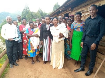 投票に集まった人々