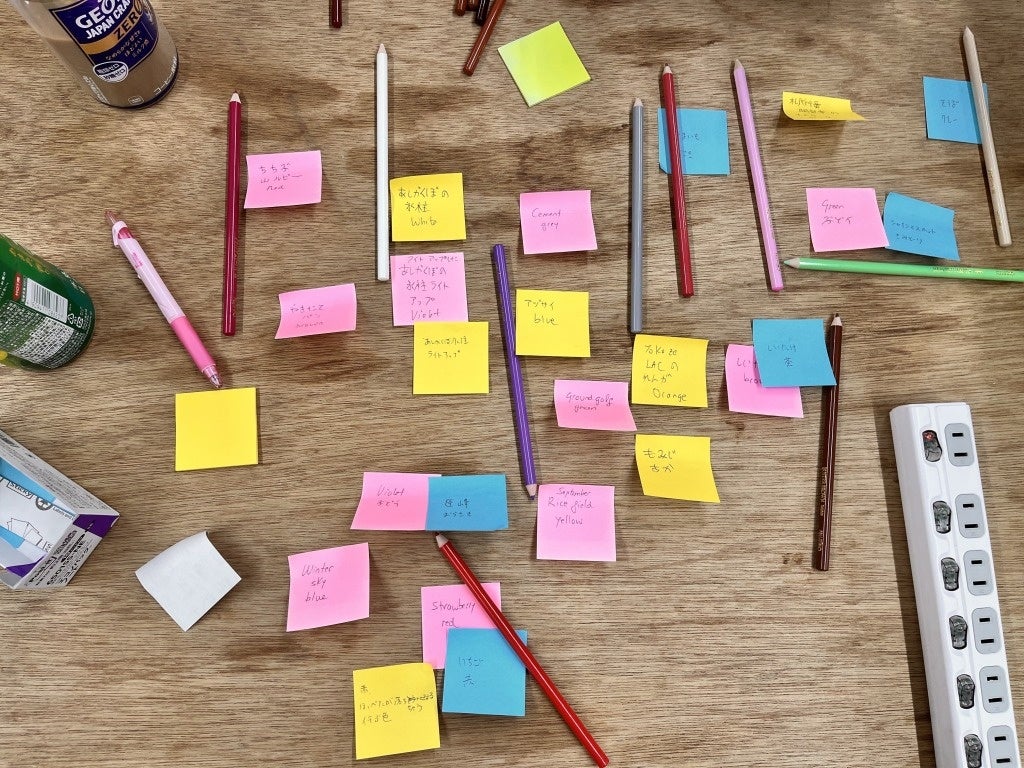 イベント参加者による、150色の色鉛筆に名前をつけるブレインストーミングの様子