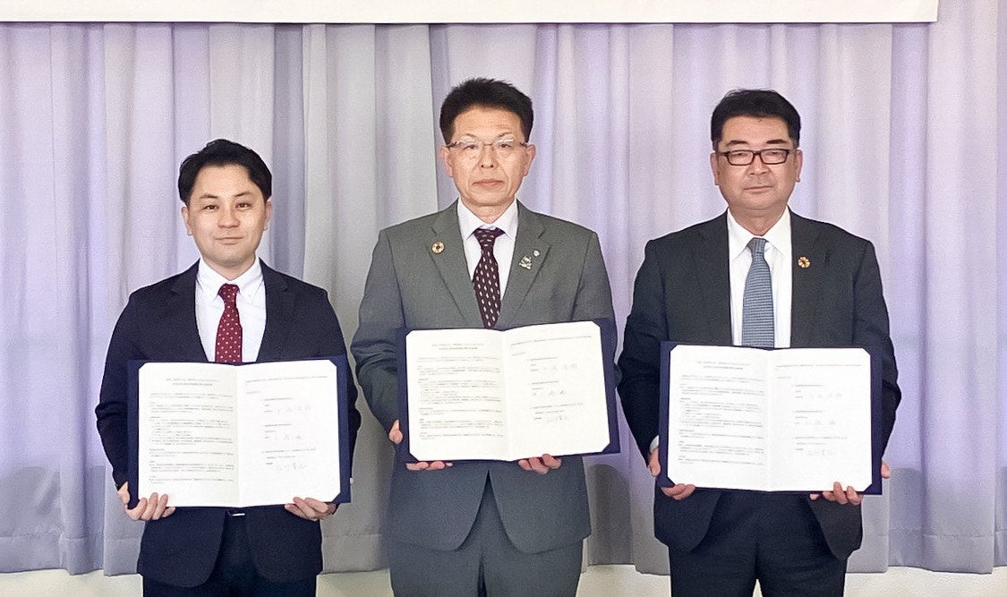 （写真左）一般社団法人Work Design Lab 代表理事 石川 貴志、（写真中央）北栄町 町長 手嶋 俊樹、（写真右）北栄町商工会 会長 山崎 稔