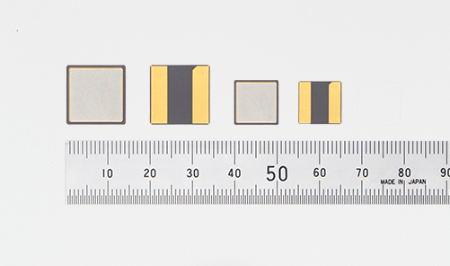 高容量セラミックパッケージ型全固体電池PSB401515H(左)とPSB401010H(右)
