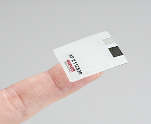 マクセル_Air Patch Battery Ⅱ_AP Ⅱ 112530を指に乗せたイメージ