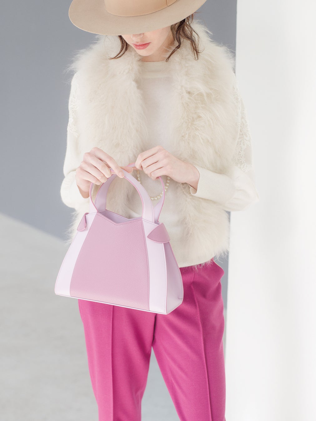 Vest ¥176,000     Knit ¥52,800     Pants ¥49,500     Bag ¥272,800