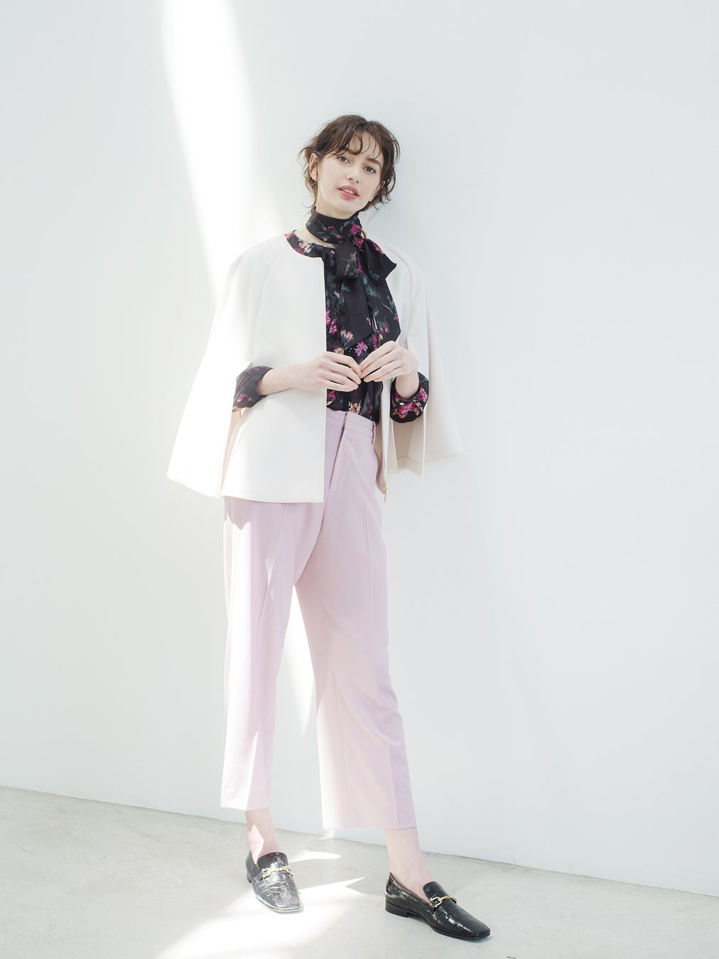 Jacket ¥77,000     Blouse ¥58,300     Pants ¥42,900