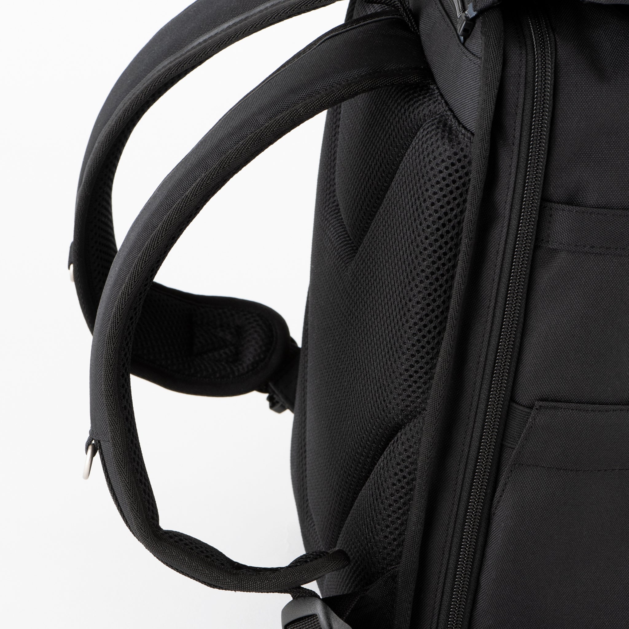 背中のクッションと肩パッドに厚み増しに厚み