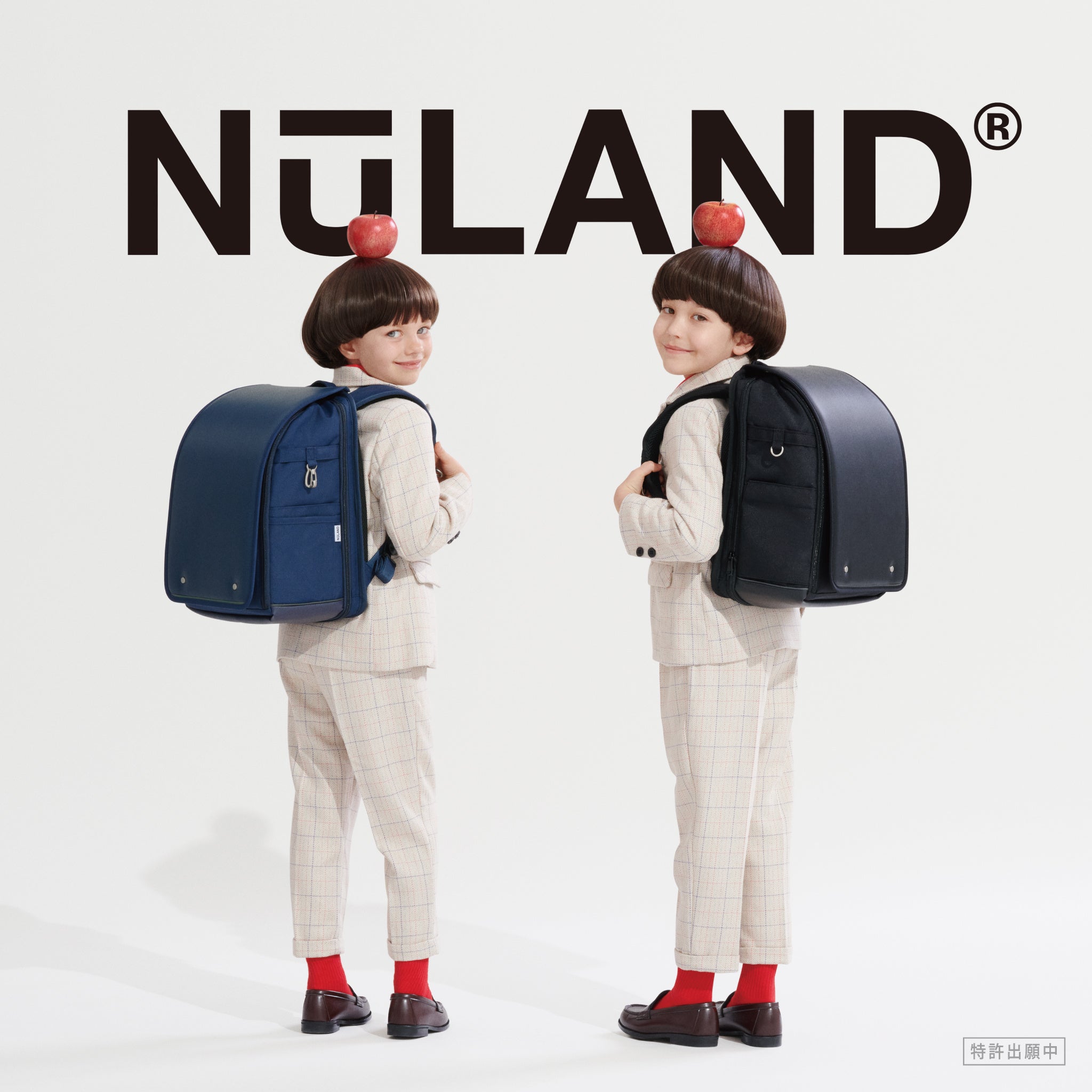 本革を思わせる肌目細かなシボと、ソフトで軽くさらっとした肌ざわりが特徴