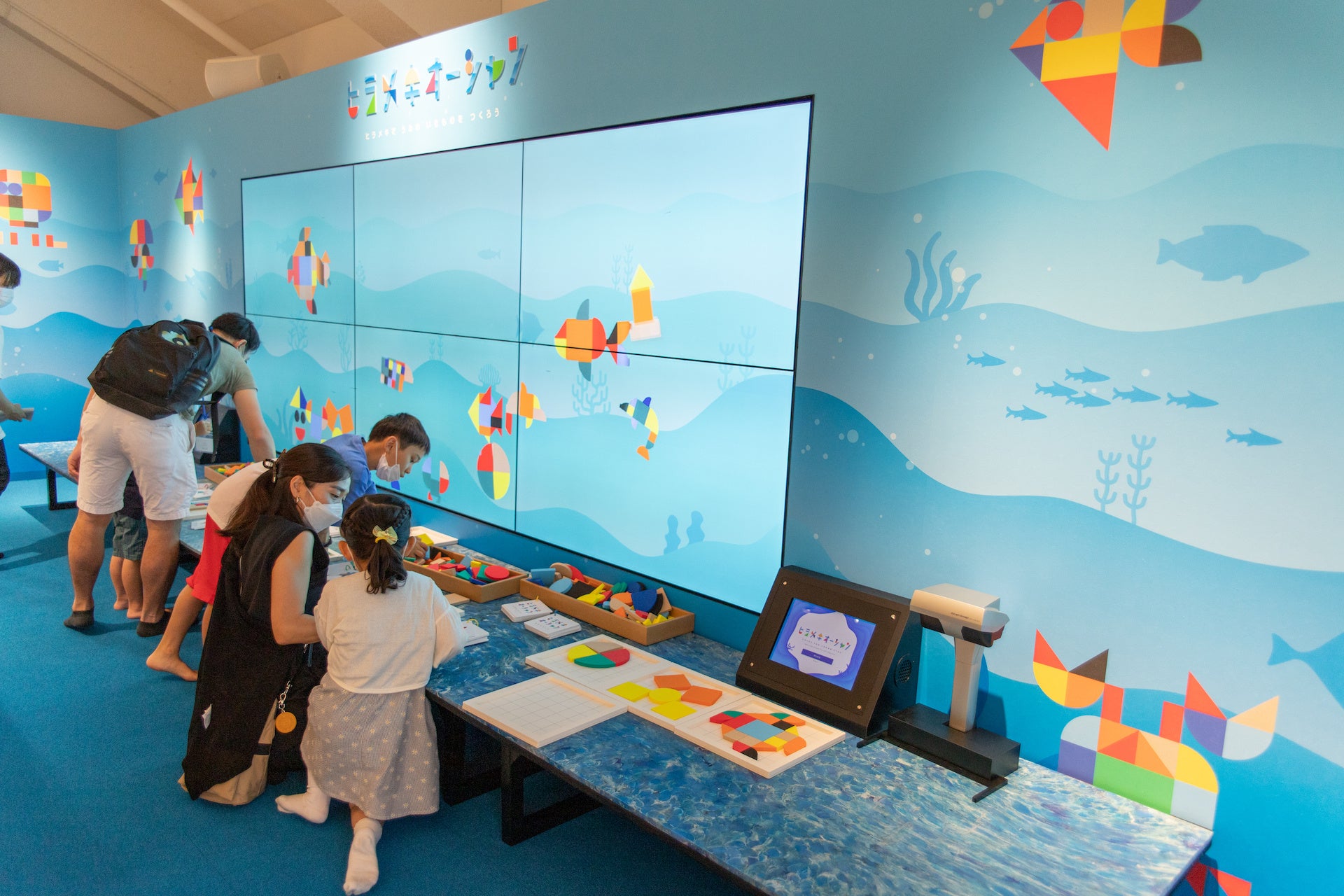 “ヒラメキ”で、ゴミを新しい命に変える海。ブロックを自由に組み合わせて、 「海の生きもの」をつくることで、スクリーンに映る海をキレイにして、生きものを泳がせることができます。