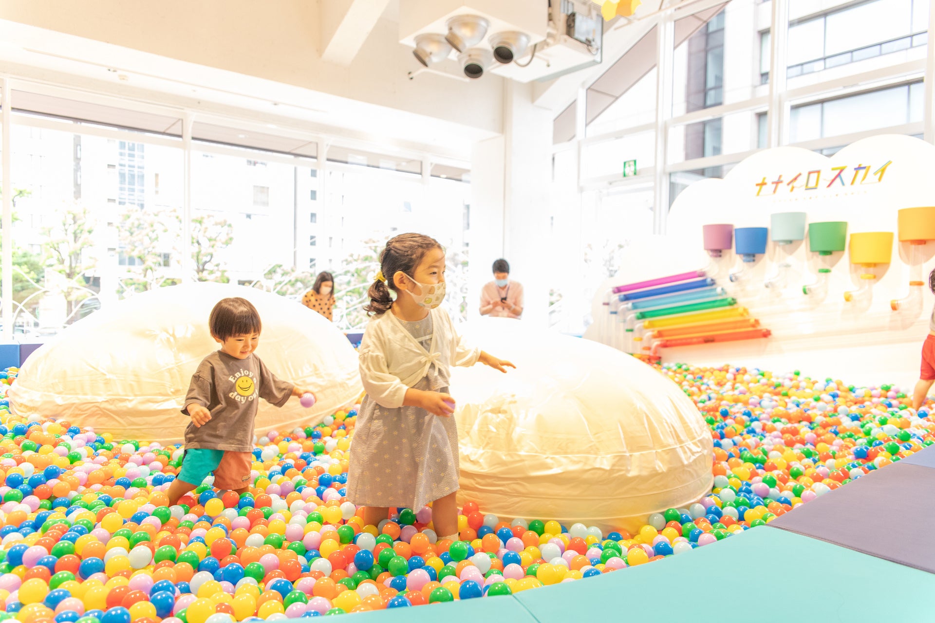 “ナナイロ”のボールで、虹をかけられる空。7色のボールプールや白い雲をイメージしたトランポリンで遊んだり、 色分けされたカゴにボールを分別して投げ入れて、みんなで協力して虹をつくることができます。
