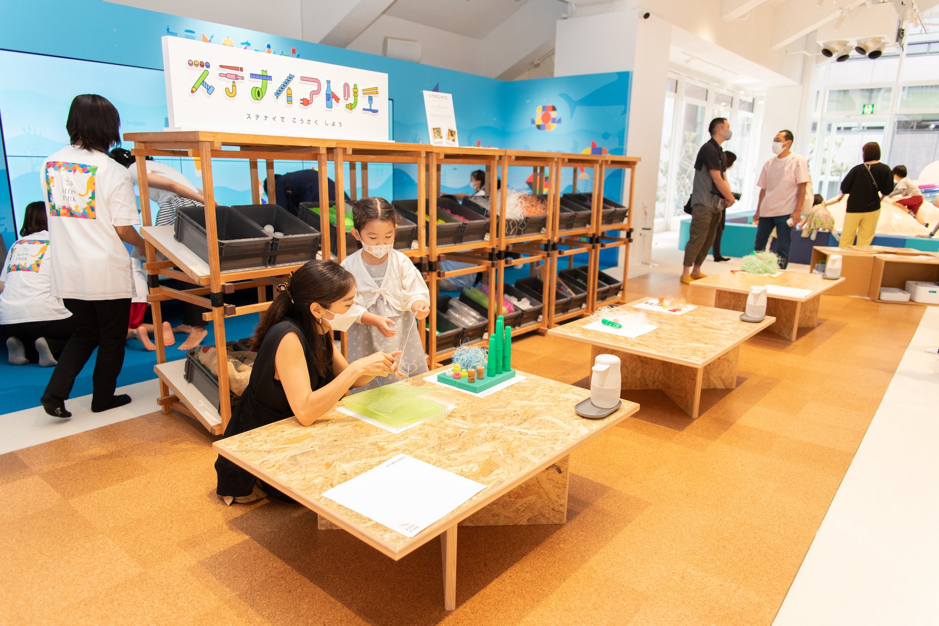 廃材を“ステナイ”で、アートに変える工房。ふつうだったら捨ててしまいそうな 「マテリアル(廃材)」を使って、大切なモノや好きなコトを自由に表現するアート体験ができます。