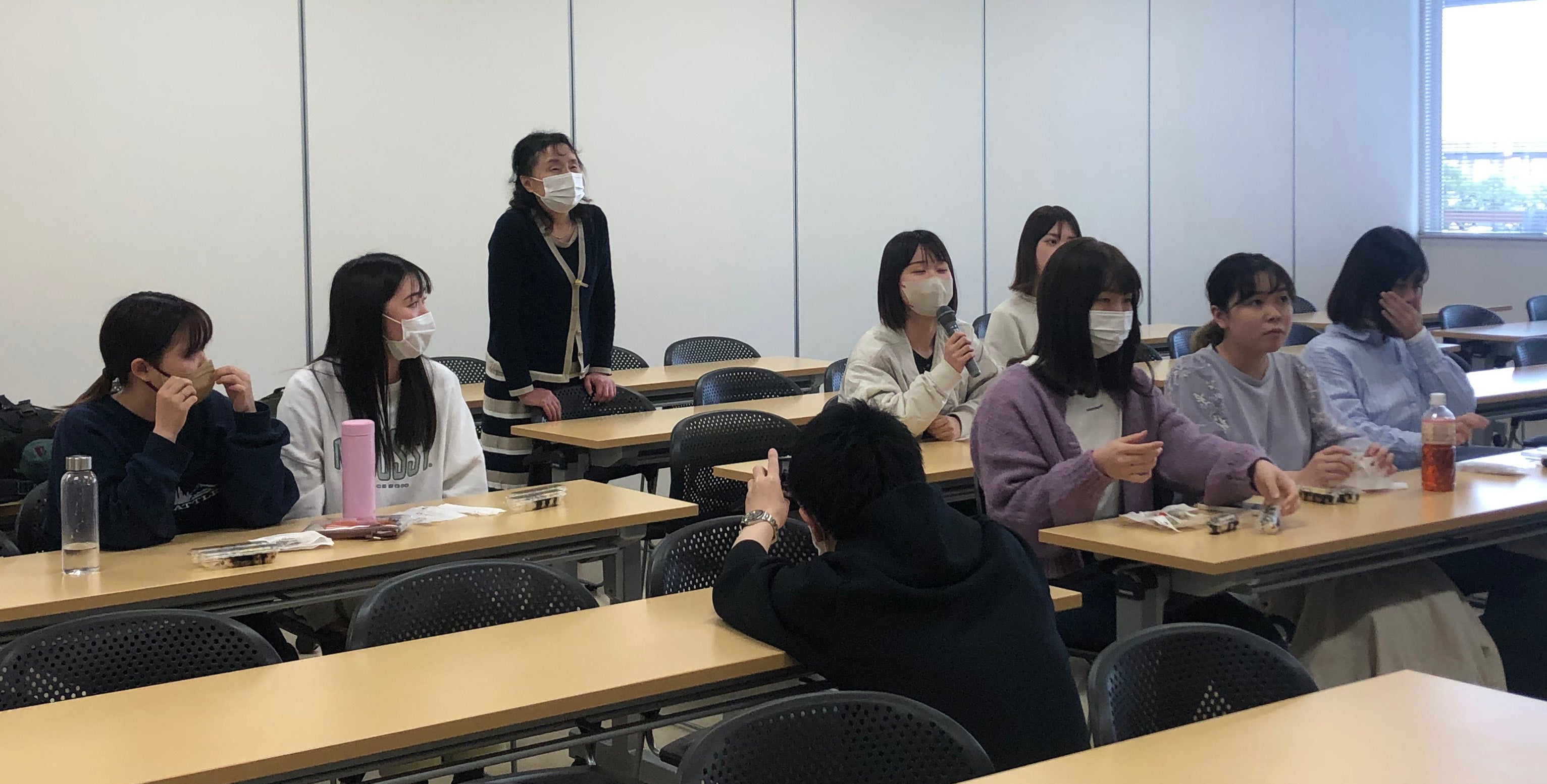 学生が意見を述べる様子