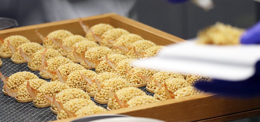 しろえびスペシャリテ製造風景