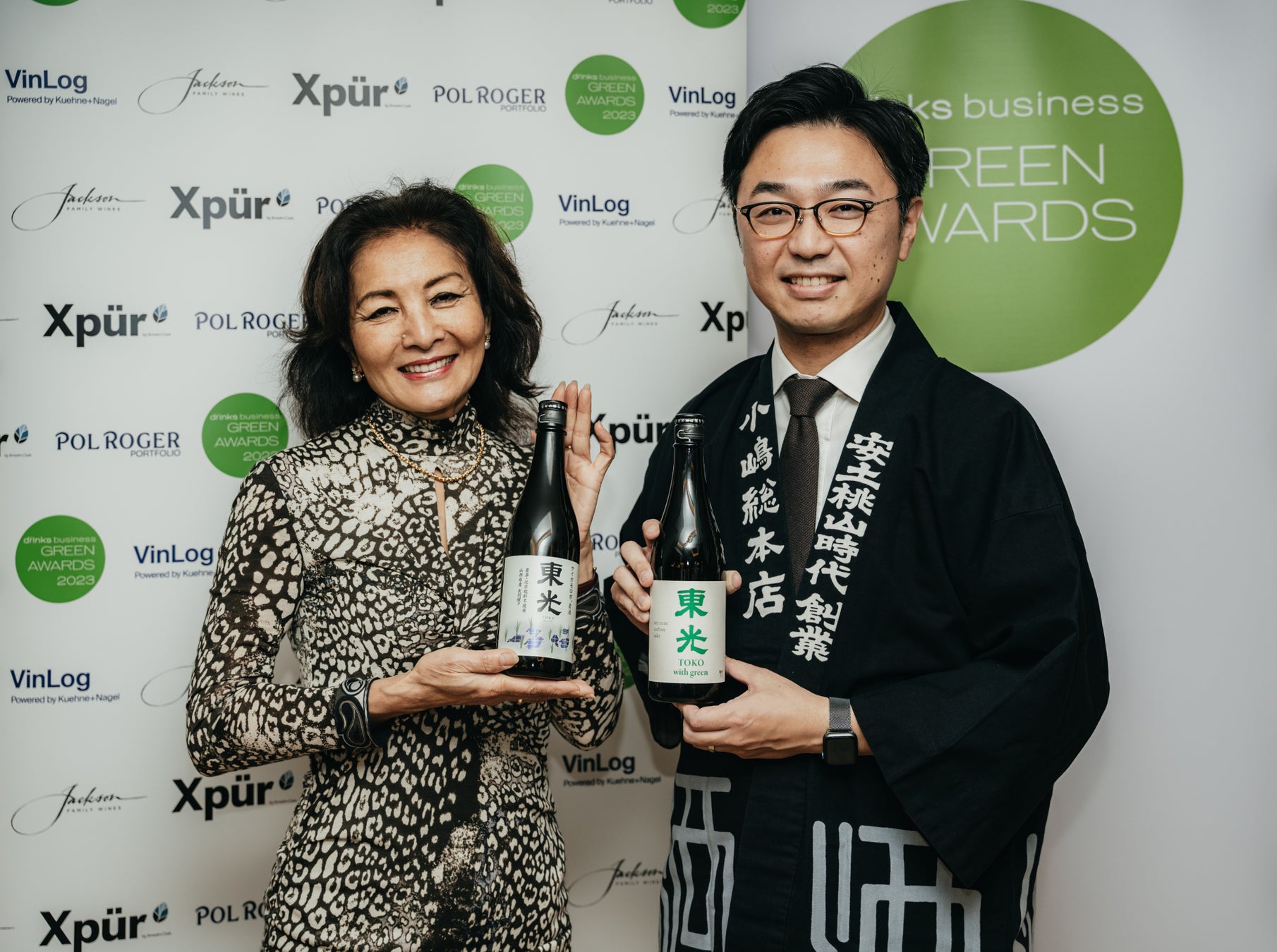 図2 Green Award 2023 受賞関連商品 (左)酒サムライ英国代表 吉武 理恵 様 (右)小嶋総本店 24代目蔵元 小嶋健市郎