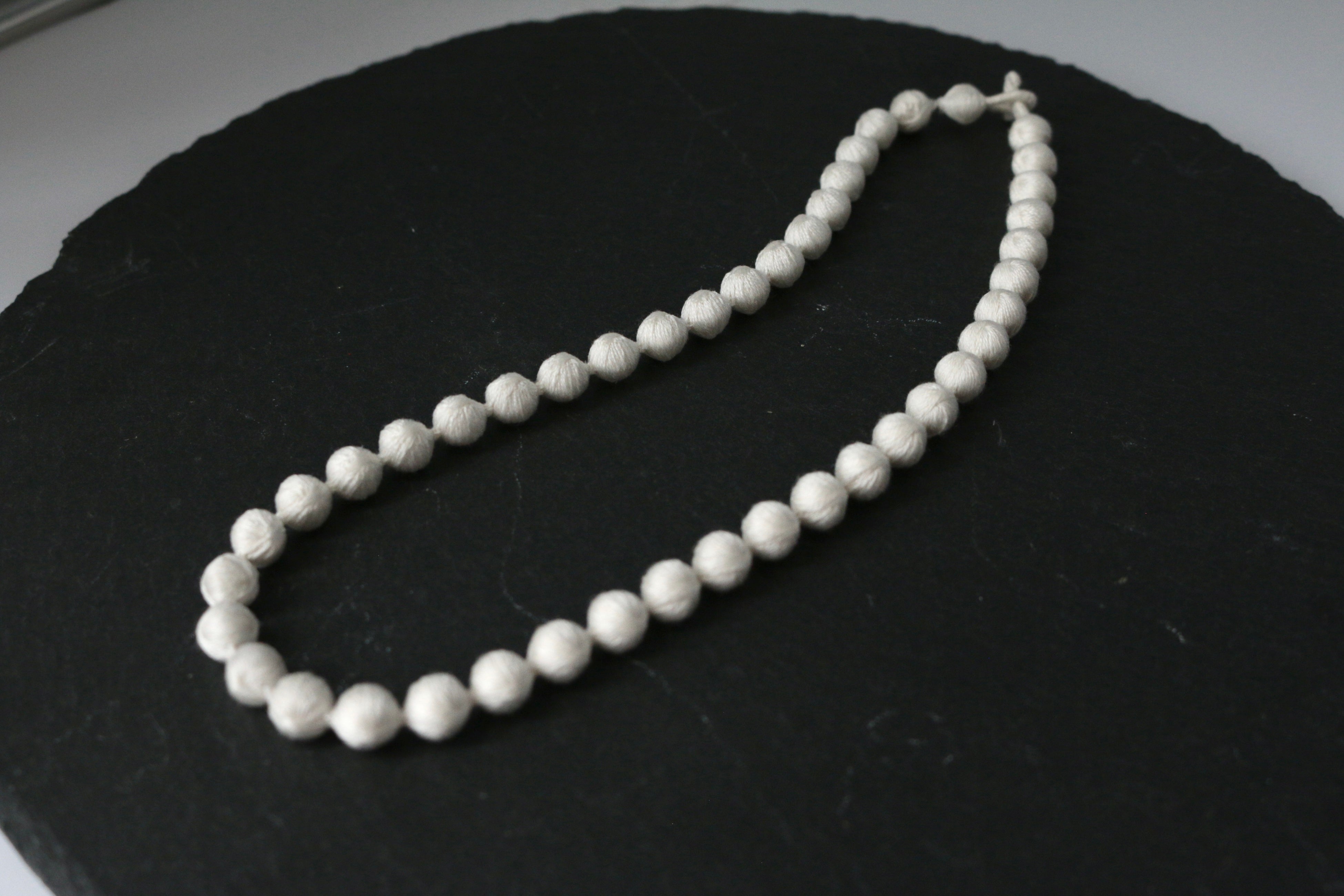 糸玉は直径８㎜。長さはお客様の声を反映した、使いやすい44㎝。