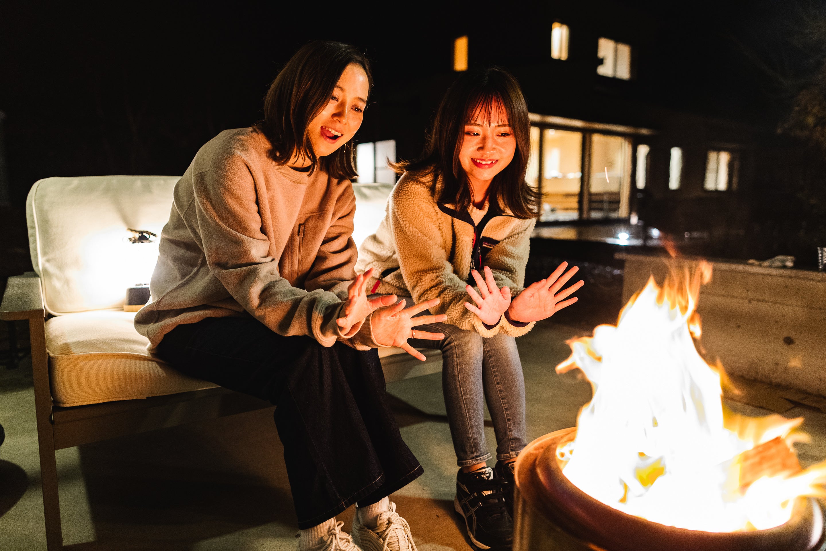 仲間と焚き火を囲む