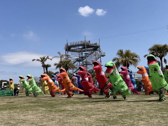 【横須賀・ソレイユの丘】恐竜たちが原っぱを駆け抜ける!『第3回ティラノサウルスレース』を2026年1月17日(土)に開催します。 【横須賀・ソレイユの丘】恐竜たちが原っぱを駆け抜ける!『第3回ティラノサウルスレース』を2026年1月17日(土)に開催します。