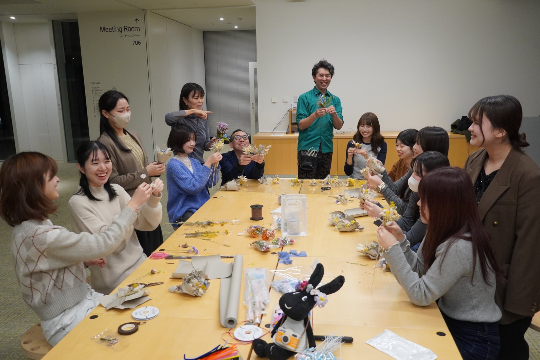 【日比谷花壇×武庫川女子大学】産学連携プロジェクト。Z世代の届けたい想いを形にした推し活と癒やしのポップアップショップ「HANA ROOM」が ...