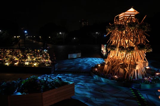 【東京・木場公園】咲き誇る桜と光り輝く立体花壇。高さ3.5m「角材の常夜灯」が誘う早春の花のイルミネーション。地域の園児も花植えに参加、日中も夜も美しい「光と花の17日間」が開始! 【東京・木場公園】咲き誇る桜と光り輝く立体花壇。高さ3.5m「角材の常夜灯」が誘う早春の花のイルミネーション。地域の園児も花植えに参加、日中も夜も美しい「光と花の17日間」が開始!