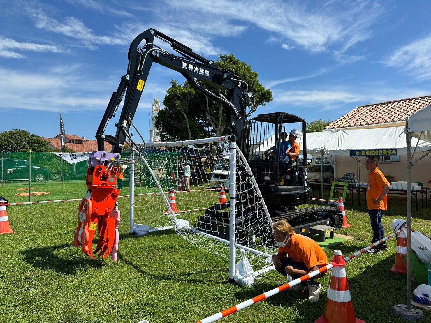 重機を使ったサッカーや習字パフォーマンスも!はたらく車に見て・触れて・体験できるイベント『第12回よこすか建設フェスタ2025』を6月1日(日)に横須賀・ソレイユの丘で開催。 | 株式会社日比谷花壇のプレスリリース