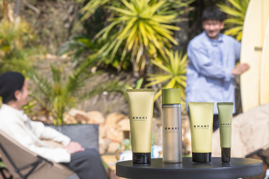 KHAKIは現在4アイテムを展開中。左から洗顔料￥1980、オールインワンローション￥2750、日焼け止めクリーム￥2970、保湿＆エイジングケアクリーム￥3960