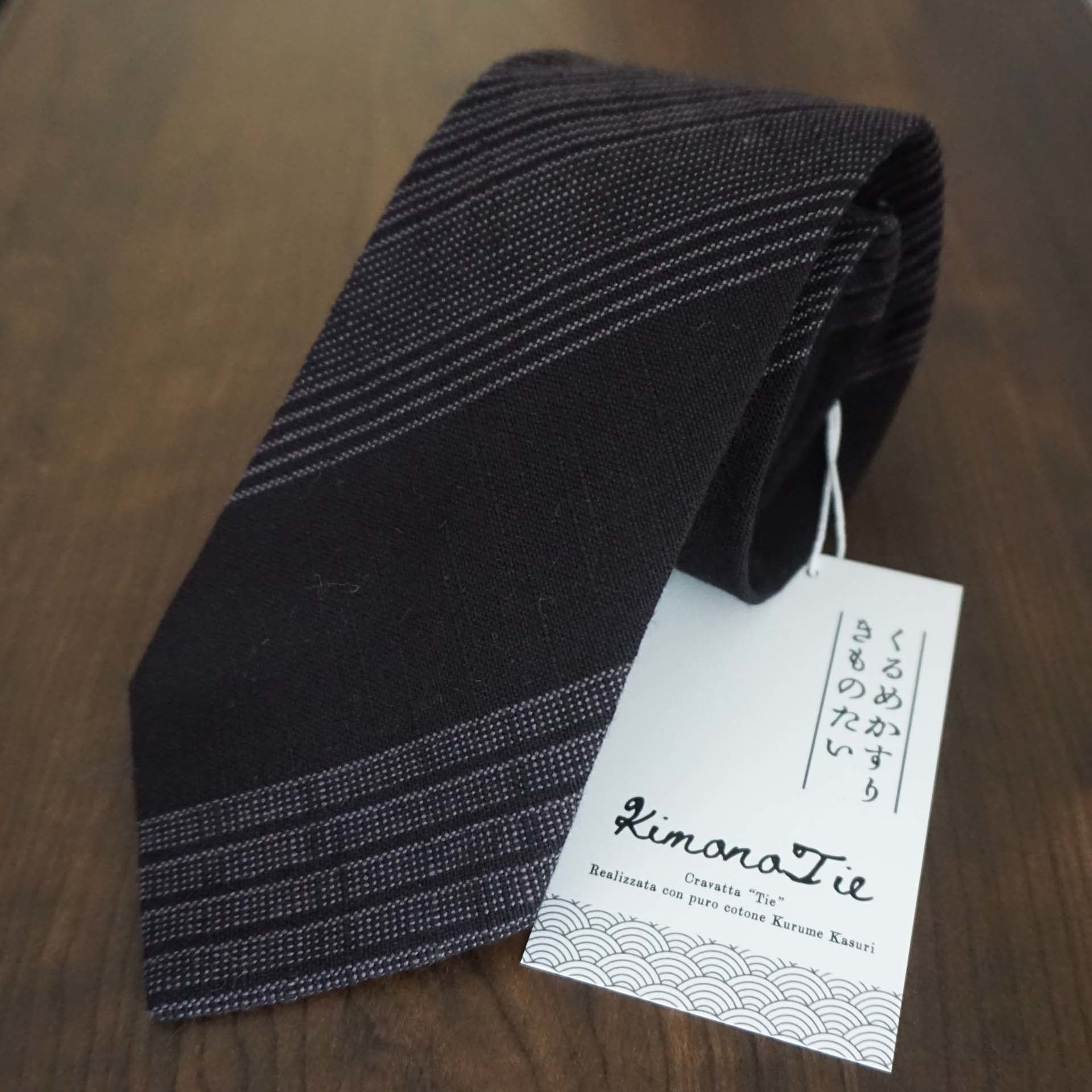 グレー×黒のランダムな縞模様が特徴的な久留米絣のストライプ柄