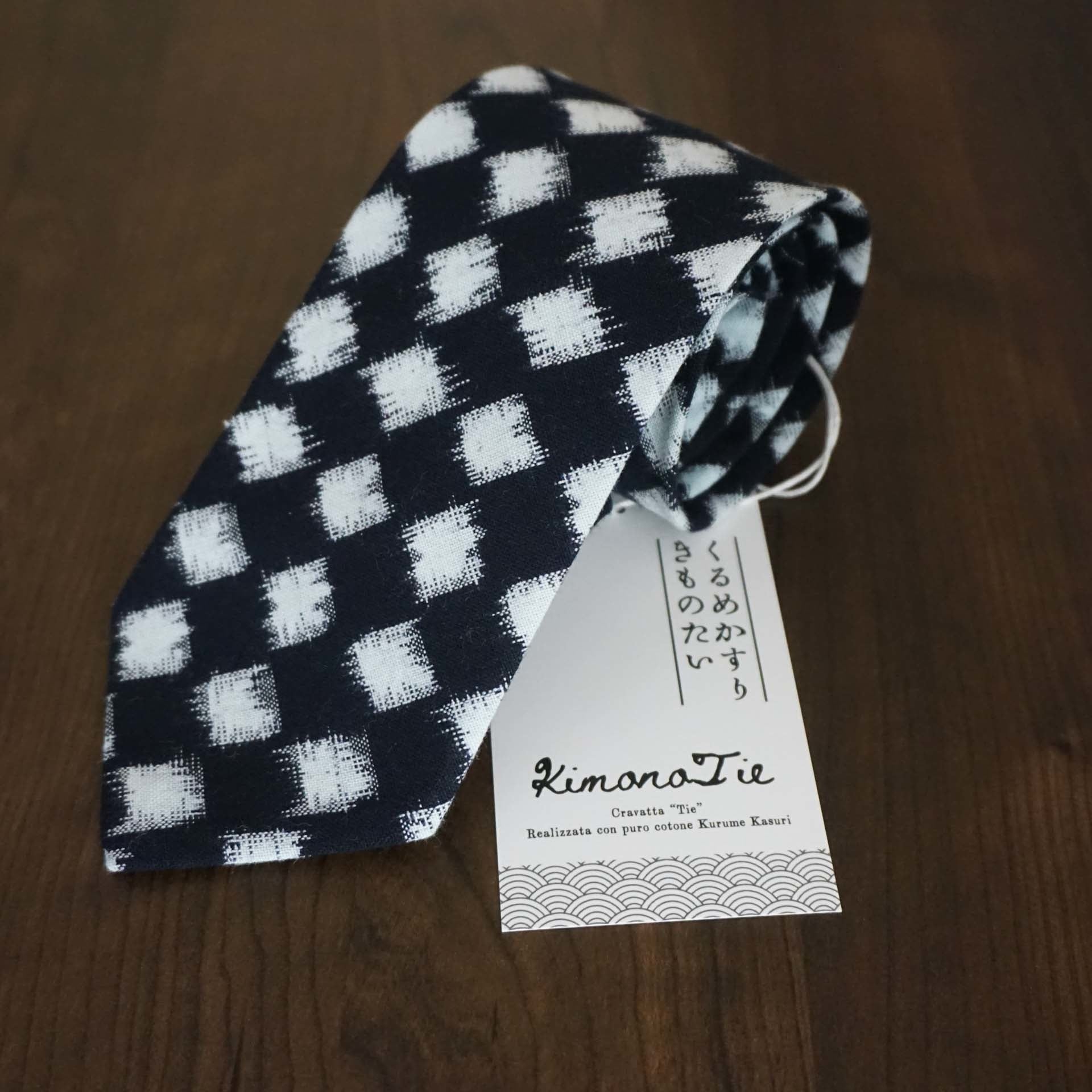 格子柄が途切れることなく続いていくことから、子孫繁栄や事業拡大などの縁起のよい模様として知られる市松柄