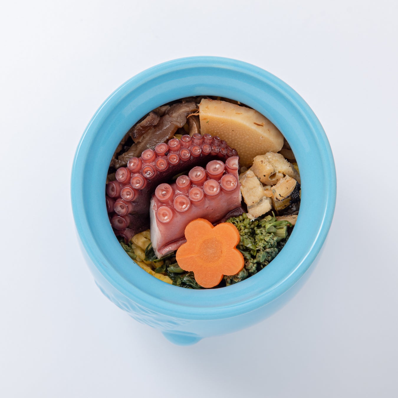 真ダコの旨煮や穴子煮、醤油飯などが彩りよく盛り付けられた中身