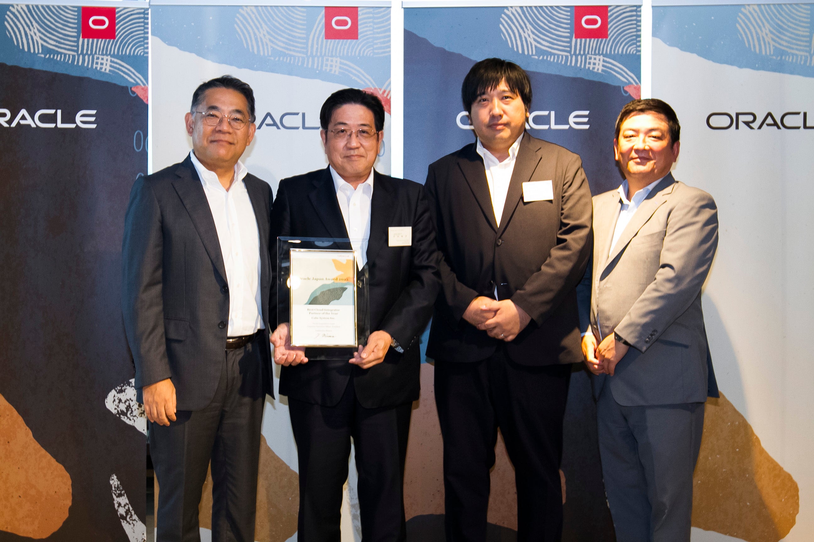 写真左から　日本オラクル株式会社　取締役 執行役 社長　三澤 智光様 、株式会社キューブシステム　代表取締役社長 兼CDO　中西 雅洋、株式会社キューブシステム　執行役員　藍原 広治、日本オラクル株式会社　常務執行役員　アライアンス統括　佐野 守計様