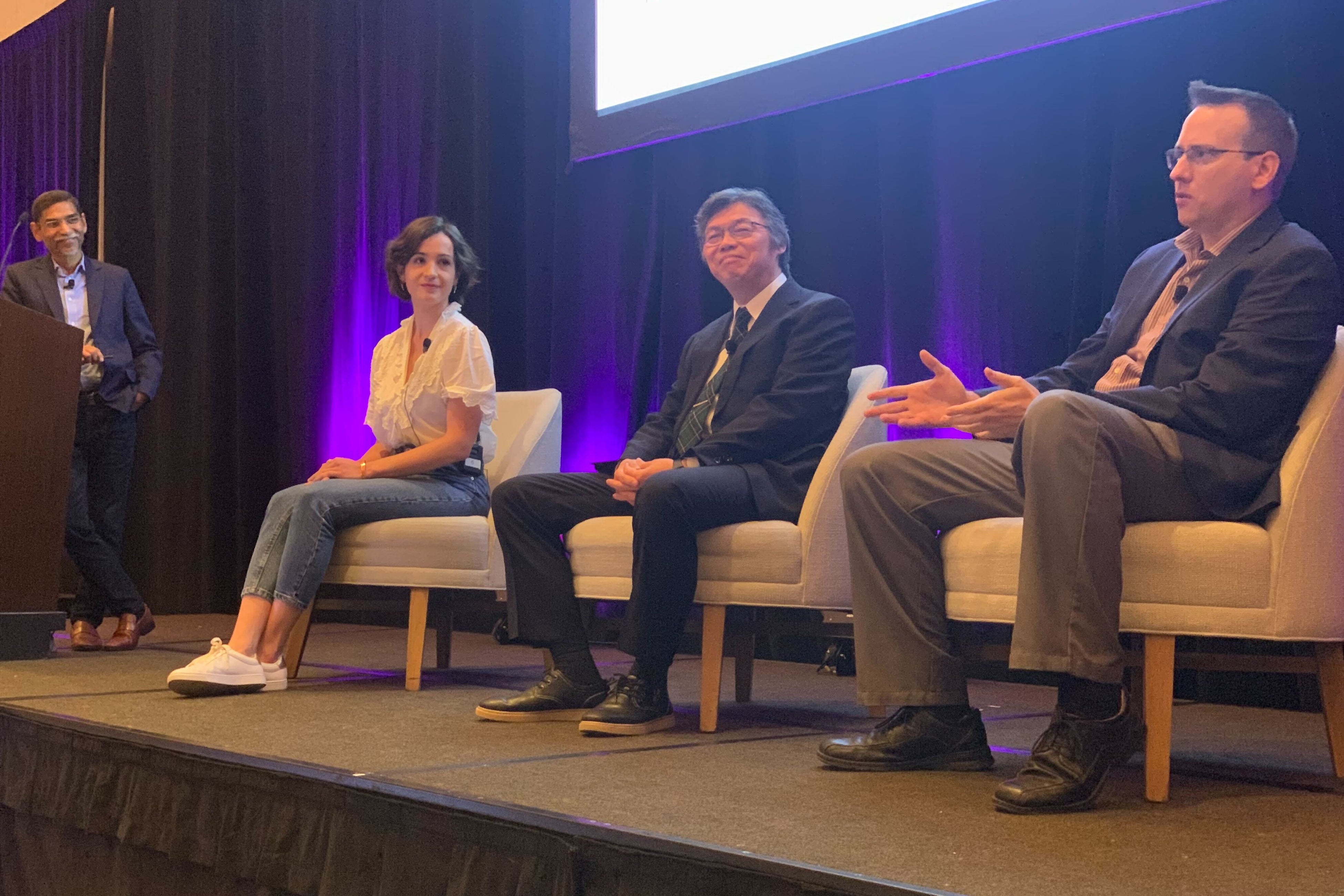 パネルディスカッション、左から VCLS Desvignes氏、 メタジェンセラピューティクス 寺内、FDA Carlson氏