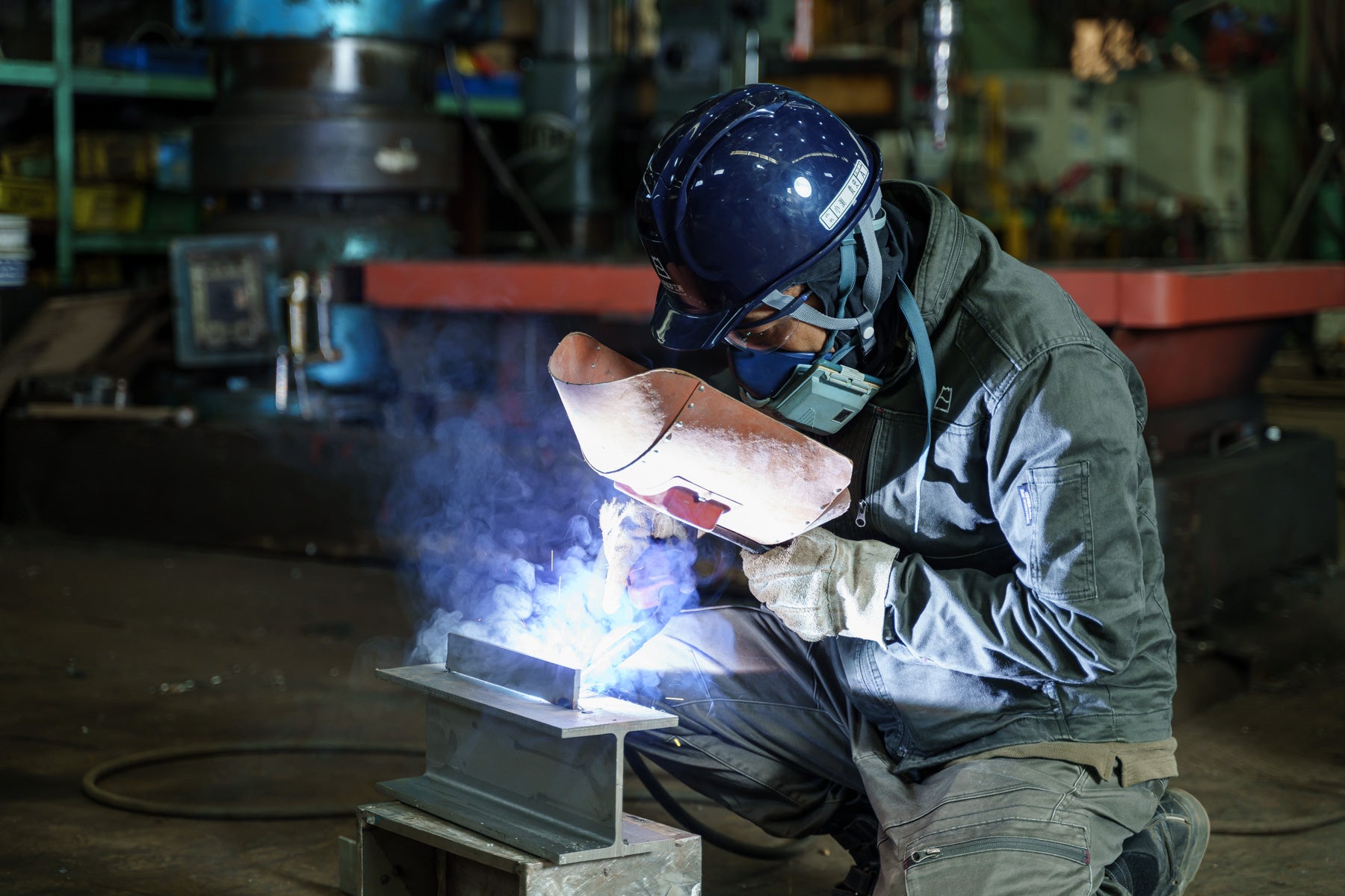 溶接するメタルクリエイター